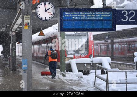 Wetterbild: Wintereinbruch a Monaco am 02.12.2023.Starke Schneefaelle in Bayern sorgen fuer Schneechaos. Hauptbahnhof Muenchen: Bahnverkehr in Sueddeutschland massiv beeintraechtigt. Kein Zugverkehr a Muenchen. *** Previsioni del tempo inizio invernale a Monaco di Baviera il 02 12 2023 forti nevicate in Baviera causano il caos della neve stazione centrale di Monaco traffico ferroviario nel sud della Germania gravemente compromesso nessun servizio ferroviario a Monaco Foto Stock