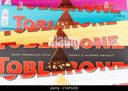 Verschiedene Sorten Toblerone Schokolade von Tobler und Mondelez International Stuttgart, Deutschland - 17. Mai 2023: Verschiedene Sorten Toblerone Schokolade von Tobler und Mondelez International a Stoccarda, Deutschland. *** Vari tipi di cioccolato Toblerone da Tobler e Mondelez International Stuttgart, Germania 17 maggio 2023 vari tipi di cioccolato Toblerone da Tobler e Mondelez International a Stoccarda, Germania credito: Imago/Alamy Live News Foto Stock