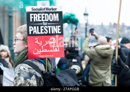 I partecipanti alla manifestazione nazionale per chiedere un cessate il fuoco a Gaza, tenutasi a Edimburgo il 2 dicembre 2023 © Chantal Guevara, tutti i diritti riservati. Crediti: Chantal Guevara/Alamy Live News Foto Stock