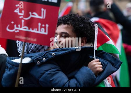 I partecipanti alla manifestazione nazionale per chiedere un cessate il fuoco a Gaza, tenutasi a Edimburgo il 2 dicembre 2023 © Chantal Guevara, tutti i diritti riservati. Crediti: Chantal Guevara/Alamy Live News Foto Stock