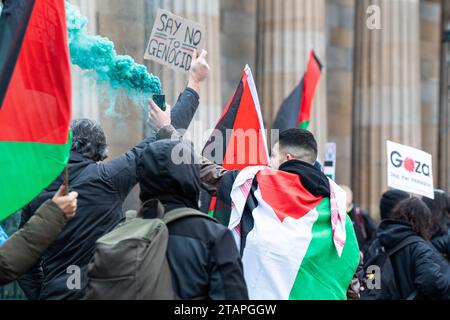 I partecipanti alla manifestazione nazionale per chiedere un cessate il fuoco a Gaza, tenutasi a Edimburgo il 2 dicembre 2023 © Chantal Guevara, tutti i diritti riservati. Crediti: Chantal Guevara/Alamy Live News Foto Stock