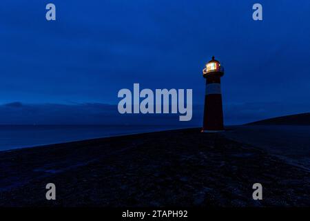 Breve faro di Westkapelle, Paesi Bassi al tramonto Foto Stock