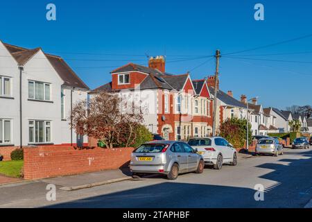 Fila di case suburbane a Whitchurch, Cardiff. Mercato immobiliare del Regno Unito. Mercato immobiliare. Mutui. Concetto. Astratto. Affari. Economia. Tasse Foto Stock