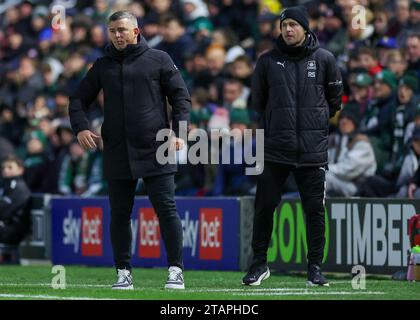 Steven Schumacher manager di Plymouth Argyle e Mark Hughes Assistente Manager di Plymouth Argyle durante il match per lo Sky Bet Championship Plymouth Argyle vs Stoke City a Home Park, Plymouth, Regno Unito, 2 dicembre 2023 (foto di Stan Kasala/News Images) Foto Stock