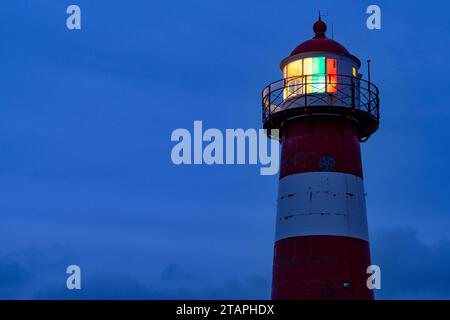 Breve faro di Westkapelle, Paesi Bassi al tramonto Foto Stock