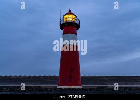 Breve faro di Westkapelle, Paesi Bassi al tramonto Foto Stock