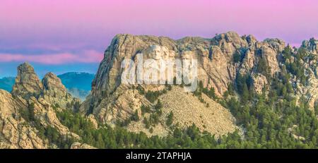 Panorama del monte Rushmore in pre-alba luminosa accanto a Keystone, Dakota del Sud Foto Stock