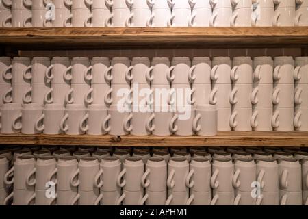 tazze da caffè bianche su uno scaffale Foto Stock