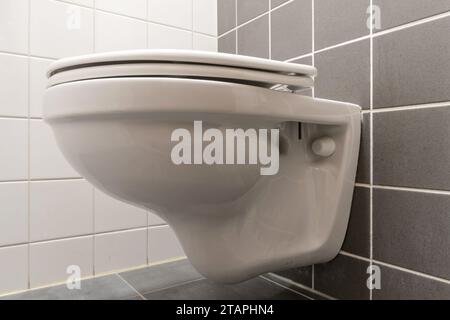 wc a parete in bagno Foto Stock