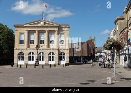 Andover Guildhall and the High Street, Andover, Hampshire, Inghilterra, Regno Unito, Europa Foto Stock