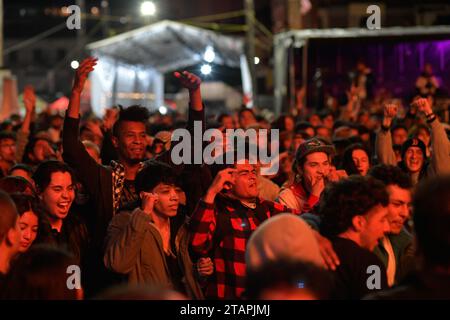 Pasto, Colombia. 26 novembre 2023. I frequentatori del festival si divertono con diverse band durante il Galeras Rock Fest, 2023 a pasto, Narino, Colombia, novembre 26, 2023. foto di: Camilo Erasso/Long Visual Press Credit: Long Visual Press/Alamy Live News Foto Stock