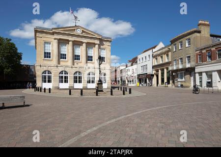 Andover Guildhall and the High Street, Andover, Hampshire, Inghilterra, Regno Unito, Europa Foto Stock