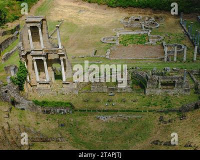 Anfiteatro romano nel centro storico di Volterra, Italia Foto Stock