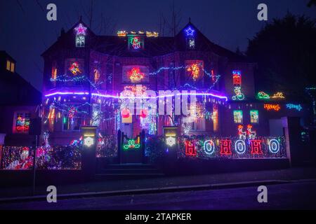 Londra Regno Unito. 2 dicembre 2023. Una casa residenziale a Wimbledon, a sud ovest di Londra, decorata con luci di casa natalizia. Crediti: amer ghazzal/Alamy Live News . Foto Stock