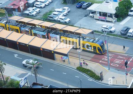 Surfers Paradise Australia - settembre 25 2023; il tram della città gialla arriva alla stazione di Cypress Avenue per consentire ai passeggeri di salire e scendere. Foto Stock