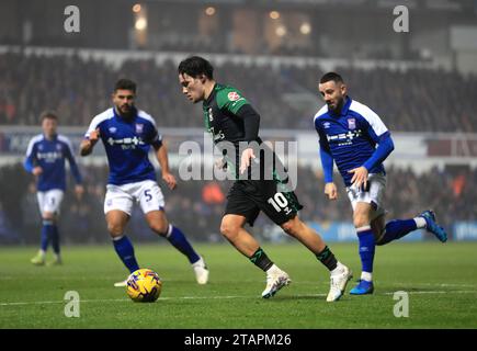 Callum o'Hare (centro) di Coventry City in azione durante il match per il Sky Bet Championship a Portman Road, Ipswich. Data immagine: Sabato 2 dicembre 2023. Foto Stock