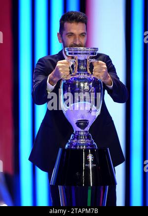 L'ex portiere italiano Gianluigi Buffon tira fuori il trofeo durante il pareggio UEFA Euro 2024 all'Elbphilharmonie di Amburgo, Germania. Data immagine: Sabato 2 dicembre 2023. Foto Stock