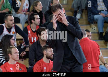 Monaco, Monaco. 30 novembre 2023. L'allenatore dell'Olympiacos Pireo Geórgios Bartzókas reagisce durante la partita turca dell'Euroleague Round 11 tra AS Monaco e Olympiakos Pireo alla Salle Gaston Medecin di Monaco. Punteggio finale: AS Monaco 85 : 77 Olympiakos. (Foto di Laurent Coust/SOPA Images/Sipa USA) credito: SIPA USA/Alamy Live News Foto Stock