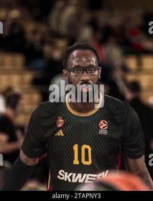 Monaco, Monaco. 30 novembre 2023. COME Monaco n. 10 John Brown è visto in azione durante la partita Turkish Airlines Euroleague Round 11 tra AS Monaco e Olympiacos Pireo nella sala Gaston Medecin di Monaco. Punteggio finale: AS Monaco 85 : 77 Olympiakos. (Foto di Laurent Coust/SOPA Images/Sipa USA) credito: SIPA USA/Alamy Live News Foto Stock