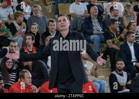 Monaco, Monaco. 30 novembre 2023. L'allenatore dell'Olympiacos Pireo Geórgios Bartzókas reagisce durante la partita turca dell'Euroleague Round 11 tra AS Monaco e Olympiakos Pireo alla Salle Gaston Medecin di Monaco. Punteggio finale: AS Monaco 85 : 77 Olympiakos. (Foto di Laurent Coust/SOPA Images/Sipa USA) credito: SIPA USA/Alamy Live News Foto Stock