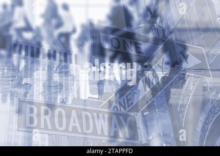 Immagine astratta di persone che camminano all'aeroporto con il cartello Broadway come sfondo a doppia esposizione. Può essere usato come sfondo per i viaggi a New York Foto Stock