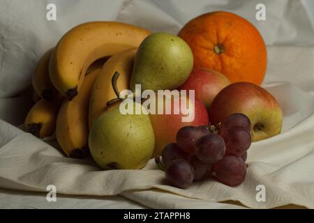 Natura morta di frutta su tessuto con frutta autunnale di stagione Foto Stock