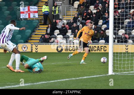 Newport, Regno Unito. 2 dicembre 2023. Shane McLoughlin della contea di Newport segna il primo gol della sua squadra. Emirates fa Cup, 2° round match, Newport County contro Barnet alla Rodney Parade di Newport, Galles, sabato 2 dicembre 2023. Questa immagine può essere utilizzata solo per scopi editoriali. Solo per uso editoriale, licenza necessaria per uso commerciale. pic by Credit: Andrew Orchard Sports Photography/Alamy Live News Foto Stock