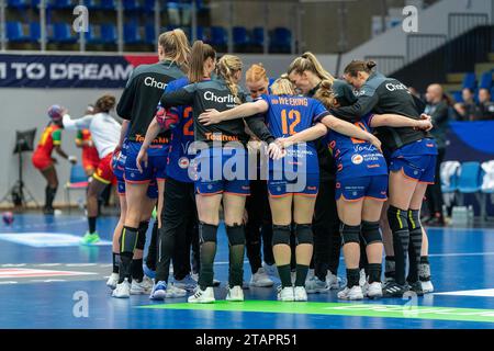 Fredrikshavn, Danimarca. 2 dicembre 2023. FREDRIKSHAVN, DANIMARCA - 2 DICEMBRE: Squadra dei Paesi Bassi durante la 26a partita preliminare del Campionato del mondo di pallamano femminile IHF girone di gruppo H tra Congo e Paesi Bassi all'Arena Nord il 2 dicembre 2023 a Fredrikshavn, Danimarca (foto di Henk Seppen/Orange Pictures) credito: Orange Pics BV/Alamy Live News Foto Stock