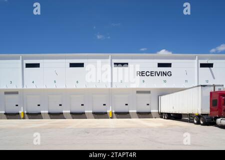 Carrelli parcheggiati nell'area della banchina di carico del magazzino Foto Stock