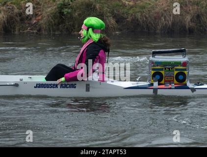 Cambridge, Regno Unito. 2 dicembre 2023. I vogatori in abiti eleganti prendono parte al City of Cambridge Rowing Club Christmas Head lungo il fiume Cam in città. La corsa spensierata con molti equipaggi che indossano abiti eleganti e festosi si snoda lungo 1.800 m dal Pike and Eel fino all'Outside Jesus Boathouse. Crediti: Chris Radburn/Alamy Live News Foto Stock