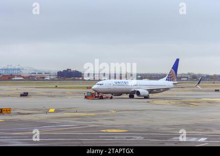 30 ottobre 2023 Newark NJ USA. Gli aeromobili passeggeri operati dalla United Airlines si stanno preparando per il decollo presso l'aeroporto internazionale Newark Liberty EWR Foto Stock