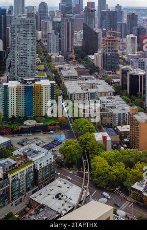 Migliora la tua prospettiva e lascia che lo sconfinato paesaggio urbano sottostante ispiri le tue aspirazioni. L'accattivante antenna ti invita a scoprire tesori nascosti infiniti Foto Stock