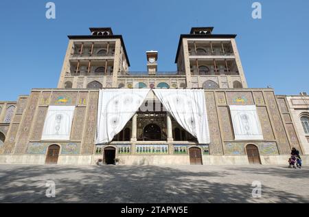 Vista dal basso angolo del Palazzo Golestan nella città di Teheran, Iran. Conosciuto anche come il Rose Garden Palace. Foto Stock