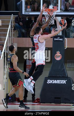 Monaco, Monaco. 30 novembre 2023. Olympiakos #25 Alec Peters e AS Monaco #2 Elie Okobo e #45 Donta Hall sono visti in azione durante la partita Turkish Airlines Euroleague Round 11 tra AS Monaco e Olympiakos Pireo nella sala Gaston Medecin di Monaco. Punteggio finale; AS Monaco 85 : 77 Olympiakos. (Foto di Laurent Coust/SOPA Images/Sipa USA) credito: SIPA USA/Alamy Live News Foto Stock