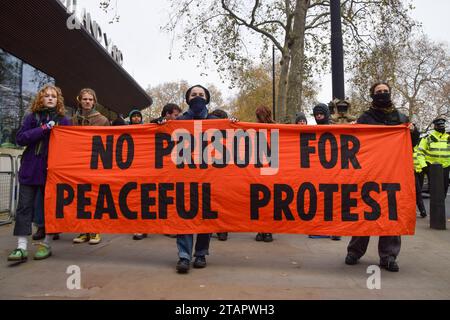 Londra, Inghilterra, Regno Unito. 2 dicembre 2023. Just Stop Oil attivisti fuori New Scotland Yard mentre il gruppo di azione per il clima organizza una protesta in solidarietà con gli attivisti detenuti Morgan Trowland, Marcus Decker, Phoebe Plummer e altri, e contro i continui arresti di attivisti per il clima. (Immagine di credito: © Vuk Valcic/ZUMA Press Wire) SOLO USO EDITORIALE! Non per USO commerciale! Foto Stock