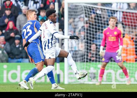 West Bromwich, Regno Unito. 2 dicembre 2023. Il portiere di West Bromwich Albion, Josh Maja, in azione durante l'EFL Sky Bet Championship match tra West Bromwich Albion e Leicester City agli Hawthorns, West Bromwich, Inghilterra, il 2 dicembre 2023. Foto di Stuart Leggett. Solo per uso editoriale, licenza necessaria per uso commerciale. Nessun utilizzo in scommesse, giochi o pubblicazioni di un singolo club/campionato/giocatore. Credito: UK Sports Pics Ltd/Alamy Live News Foto Stock