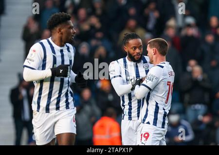 West Bromwich, Regno Unito. 2 dicembre 2023. Il numero 19 di West Bromwich Albion, condivide un momento con Nathaniel Chalobah mentre si resettano dopo il gol di Josh Maja durante l'EFL Sky Bet Championship match tra West Bromwich Albion e Leicester City agli Hawthorns, West Bromwich, Inghilterra il 2 dicembre 2023. Foto di Stuart Leggett. Solo per uso editoriale, licenza necessaria per uso commerciale. Nessun utilizzo in scommesse, giochi o pubblicazioni di un singolo club/campionato/giocatore. Credito: UK Sports Pics Ltd/Alamy Live News Foto Stock