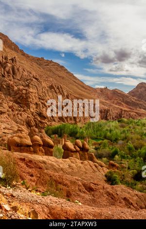 Incredibile formazione rocciosa a forma di Fingers Rock vicino a Tamellalt nella Valle del Dades. Red Sandstone Rock. Montagne dell'Atlante, Marocco, Africa Foto Stock