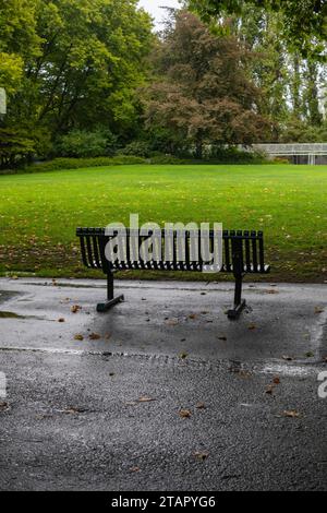 Panchina da parco in un giardino pubblico Foto Stock