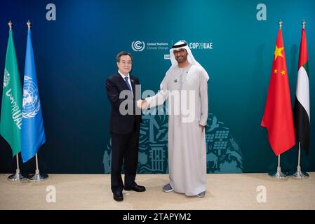 Dubai, Emirati Arabi Uniti. 2 dicembre 2023. Rappresentante speciale del presidente cinese Xi Jinping Ding Xuexiang, anche membro del comitato permanente dell'Ufficio politico del Comitato centrale del Partito comunista cinese e vice Premier cinese, incontro con il Presidente COP28 e inviato speciale per i cambiamenti climatici del sultano degli Emirati Arabi Uniti Ahmed al Jaber a Dubai, negli Emirati Arabi Uniti, 2 dicembre 2023. Crediti: Li Tao/Xinhua/Alamy Live News Foto Stock