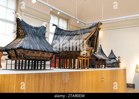 Modelli in miniatura di case Batak in legno tipiche dei Batak di Sumatra settentrionale, Indonesia, Musei reali di Arte e storia, Bruxelles, Belgio Foto Stock