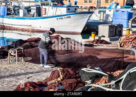 Pescatore con rete da pesca al porto di Palma di Maiorca, Maiorca, Isole Baleari, Spagna Foto Stock