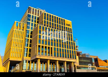 Esterno del nuovo edificio della University of the Arts London College of Fashion, Stratford, Londra, Inghilterra Foto Stock