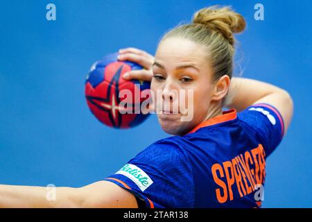 Fredrikshavn, Danimarca. 2 dicembre 2023. FREDRIKSHAVN, DANIMARCA - 2 DICEMBRE: Zoe Sprengers dei Paesi Bassi durante la 26a partita preliminare del girone di pallamano del Campionato del mondo femminile IHF tra Congo e Paesi Bassi all'Arena Nord il 2 dicembre 2023 a Fredrikshavn, Danimarca (foto di Henk Seppen/Orange Pictures) credito: Orange Pics BV/Alamy Live News Foto Stock