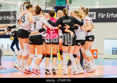 Erfurt, Deutschland. 2 dicembre 2023. Jubel, Celebration bei Schwarz-Weiss Erfurt über den Sieg, 02.12.2023, Erfurt (Deutschland), pallavolo, 2. Bundesliga Frauen Pro, Schwarz-Weiss Erfurt - Skurios volleys Borken Credit: dpa/Alamy Live News Foto Stock