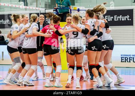 Erfurt, Deutschland. 2 dicembre 2023. Jubel, Celebration bei Schwarz-Weiss Erfurt über den Sieg, 02.12.2023, Erfurt (Deutschland), pallavolo, 2. Bundesliga Frauen Pro, Schwarz-Weiss Erfurt - Skurios volleys Borken Credit: dpa/Alamy Live News Foto Stock