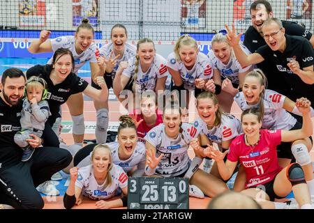 Erfurt, Deutschland. 2 dicembre 2023. Jubel, Celebration bei Schwarz-Weiss Erfurt über den Sieg; Siegerfoto, 02.12.2023, Erfurt (Deutschland), pallavolo, 2) Bundesliga Frauen Pro, Schwarz-Weiss Erfurt - Skurios volleys Borken Credit: dpa/Alamy Live News Foto Stock