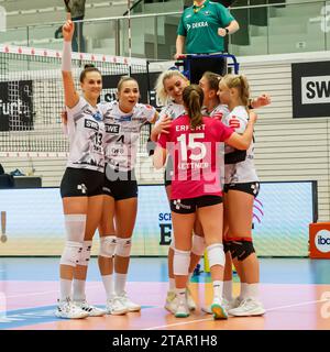 Erfurt, Deutschland. 2 dicembre 2023. Jubel, Celebration bei Schwarz-Weiss Erfurt über den Sieg, 02.12.2023, Erfurt (Deutschland), pallavolo, 2. Bundesliga Frauen Pro, Schwarz-Weiss Erfurt - Skurios volleys Borken Credit: dpa/Alamy Live News Foto Stock