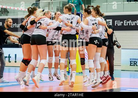 Erfurt, Deutschland. 2 dicembre 2023. Jubel, Celebration bei Schwarz-Weiss Erfurt über den Sieg, 02.12.2023, Erfurt (Deutschland), pallavolo, 2. Bundesliga Frauen Pro, Schwarz-Weiss Erfurt - Skurios volleys Borken Credit: dpa/Alamy Live News Foto Stock