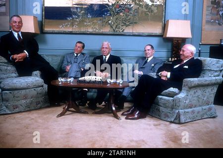 NEW YORK, NY - 25 Maggio: (L-R) Harry F. medio Vickers, ex generale Douglas MacArthur secondo da sinistra e James H. Rand Jr. ultimo soddisfare prima dell'annuncio della fusione tra Sperry Corporation e Remington Rand, Inc Maggio 25, 1955 a New York, New York. (Foto di Hy Peskin) *** Caption locale *** Harry F. Vickers;Douglas MacArthur;James H. Rand Jr. Foto Stock